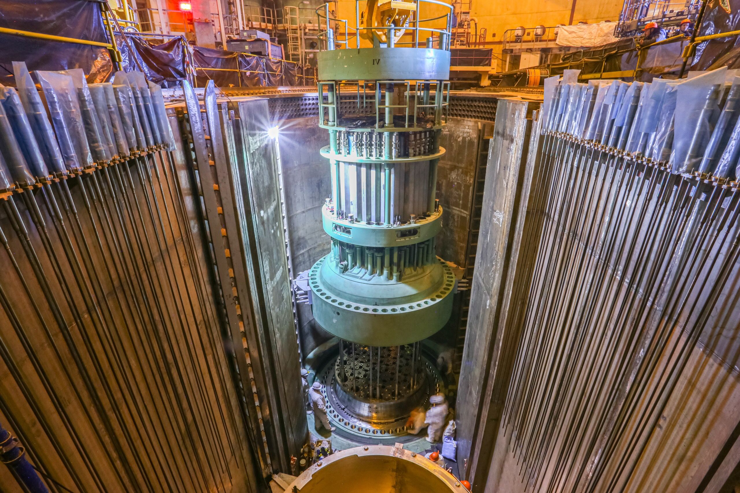 Первая в мире на быстрых нейтронах. Центральный зал РБМК-1000 Ленинградская АЭС. Ядерный реактор ВВЭР-1200. Верхний блок реактора ВВЭР 1000. Верхний блок ВВЭР 1200.