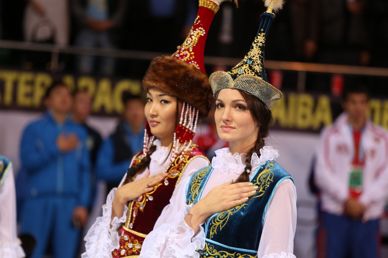 Существовал ли казахстан. Русский казах. Русские в Казахстане. Русские в национальной казахской одежде. Русские и казахи в Казахстане.